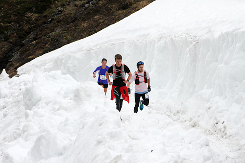 Snørikt i Rallarvegsløpet 2015, her fra Klevagjelet. De første snøfonnene var akkurat blitt brøyta, men de større som kom etter hvert, måtte løperne ta seg over. Foto: Runar Gilberg / Kondis.