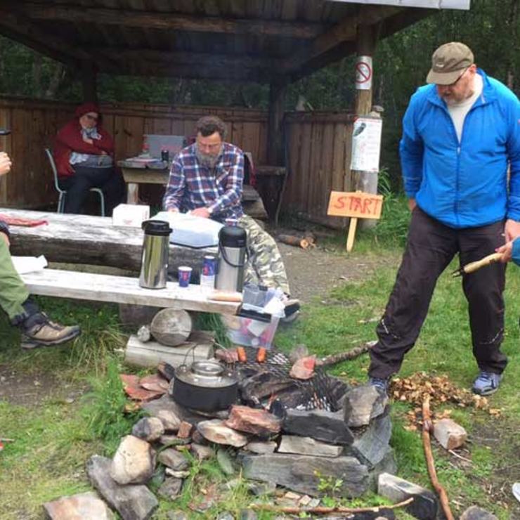 Etter marssjen gjør det seg med noe å spise å drikke. Her fra start- og målområdet ved gapahuken i Rognli. Foto: Rigmor O. Figenschau.