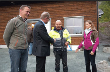 Fra åpninga i 2012:  Byggeleder Pål Pettersen, ordfører Sigmund Steinnes, grunneier Jarle Myrhaug og daglig leder Bentsjord Kraft AS Hanne Line Keller.