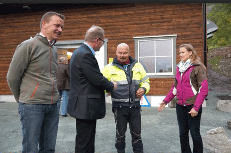 Fra åpninga i 2012:  Byggeleder Pål Pettersen, ordfører Sigmund Steinnes, grunneier Jarle Myrhaug og daglig leder Bentsjord Kraft AS Hanne Line Keller.