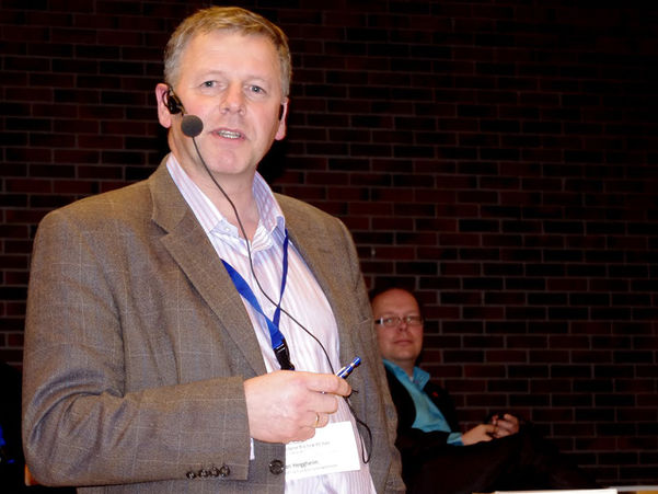 Jan Heggheim, direktør for næring, på Tiltakskonferansen i 2011. Med mikrofon framfor ein sal. Foto: Arne Monrad Johnsen/Sogn og Fjordane fylkeskommune