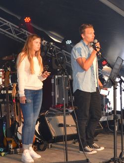 Konferansierene, ofte brukt i UKM sammenheng, var  Inga Mathisen og Nikolas Krane