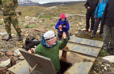 Riksantikvar Jørn Holme kryper ned i en Frø-bunker i Norddalen.