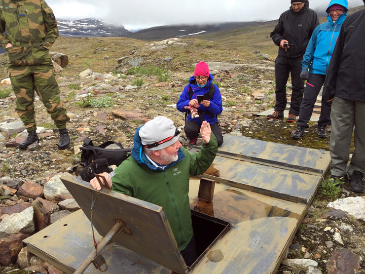 Riksantikvar Jørn Holme kryper ned i en Frø-bunker i Norddalen.