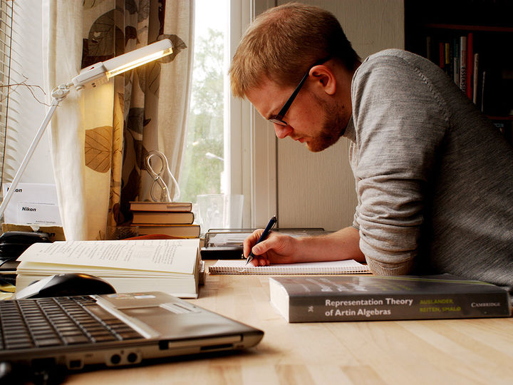 Foto som syner ein som sit og les til eksamen. Han sit bøygd over skrivepulten og har på seg grå gensar og briller. På bordet framfor seg har han fleire bøker, ei notatbok og ein pc. Foto: Stein Halvor Halvorsen, www.flickr.com Foto som syner ein som sit og les til eksamen. Han sit bøygd over skrivepulten og har på seg grå gensar og briller. På bordet framfor seg har han fleire bøker, ei notatbok og ein pc. Foto: Stein Halvor Halvorsen, www.flickr.com
