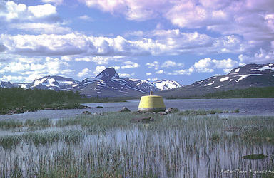 Treriksrøysa med Parastinden i bakgrunnen.