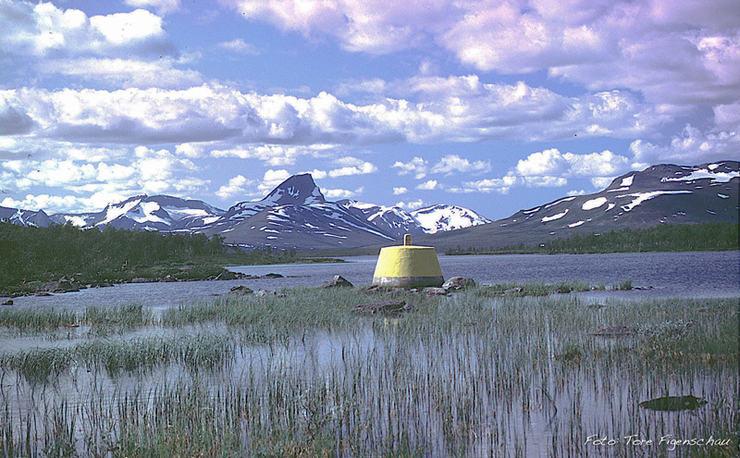 Treriksrøysa med Parastinden i bakgrunnen.