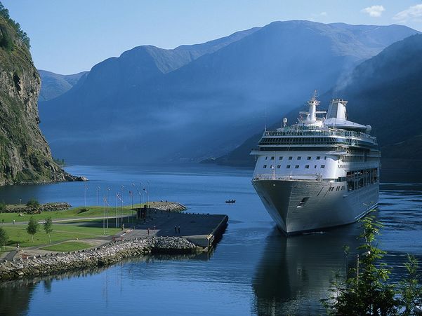 Bilde av cruisebåt på fjord