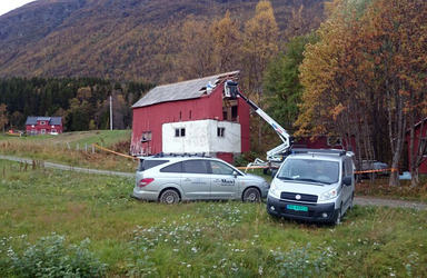 Falleferdig fjøs på Elvevoll rives. Foto: Lars-Henrik Cock.