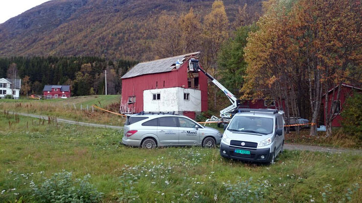 Falleferdig fjøs på Elvevoll rives. Foto: Lars-Henrik Cock.