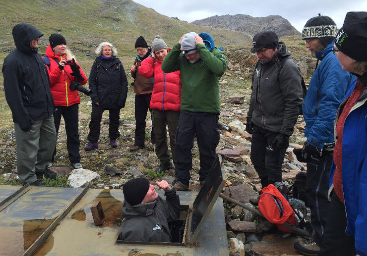 Befaring av krigsminner og kaldkrigsanlegg: Adm.direktør i Statskog, Øistein Aagesen e ri ferd med å klatre ned i en bunker, mens riksantikvar Jørn Holme (i grønn jakke) gjør seg klar til å følge etter.