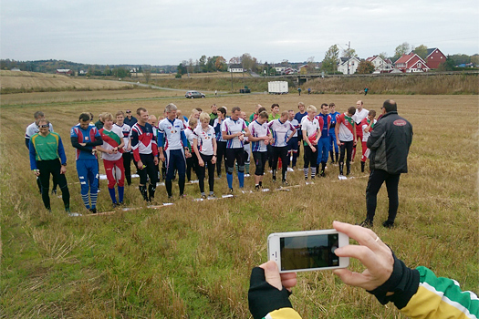 Langløypefeltet i Marummila 2015 er klare på startstreken. Dobbelt til Kristiansand OK i mål ved de to løperne ute til høyre (Sjur Hovi, nærmest kamera, og Sebastian Daland). Foto: Torgeir Strandhagen.