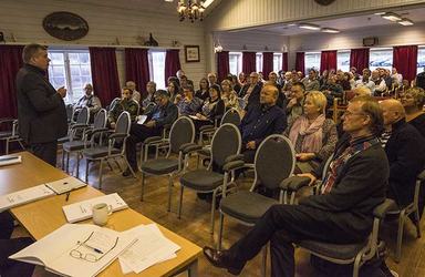 Kommunestyrene i Kåfjord, Lyngen og Storfjord debatterer kommunesammenslåing. Her er det Lyngen-ordfører Dan Håvard Johnsen som har ordet. Sttorfjords ordfører Knut Jentoft fremst til øyre.