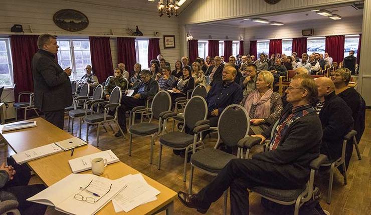 Kommunestyrene i Kåfjord, Lyngen og Storfjord debatterer kommunesammenslåing. Her er det Lyngen-ordfører Dan Håvard Johnsen som har ordet. Sttorfjords ordfører Knut Jentoft fremst til øyre.