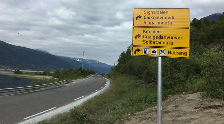 Trespråklige skilt i Storfjord, her ved Hellaren.