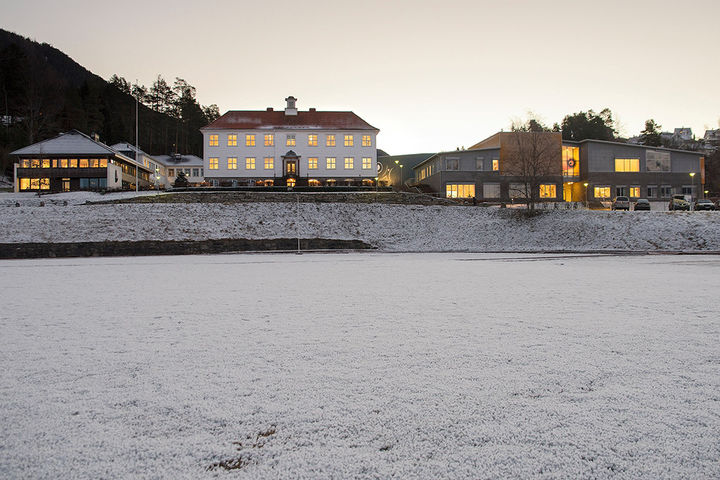 Bilde av Firda vgs sine skulebygg med Gamlebygget og Trivselshagen
