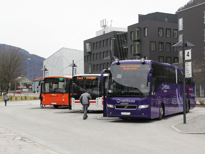 Tre busser parkert på Førde rutebilstasjon Picasa Tre busser parkert på Førde rutebilstasjon