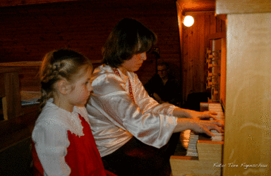 Organist Natalia Furmankova og dattera Jeva. Nå er orgelet ubrukelig. Arkivfoto.