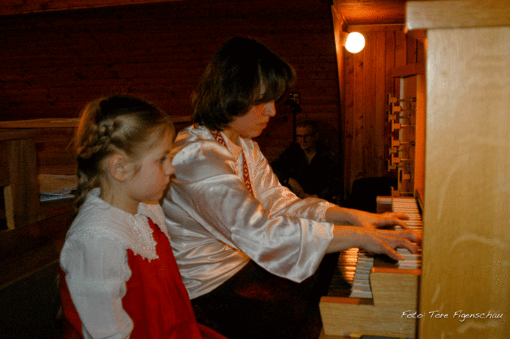 Organist Natalia Furmankova og dattera Jeva. Nå er orgelet ubrukelig. Arkivfoto.