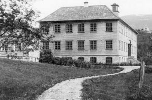 Gamlebygget frå 1924 (Foto: Per Sande) Gamlebygget frå 1924 (Foto: Per Sande)