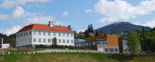 Gymnasbygget med Trivselshagen Skule og Kultur (Foto: Geir Skagen) Gymnasbygget med Trivselshagen Skule og Kultur (Foto: Geir Skagen)