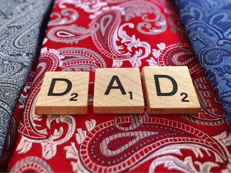 bilde av ordet dad med scrabblebrikker