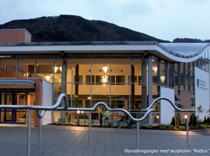 Bilete syner hovudinngangen til Sogndal vidaregåande skule