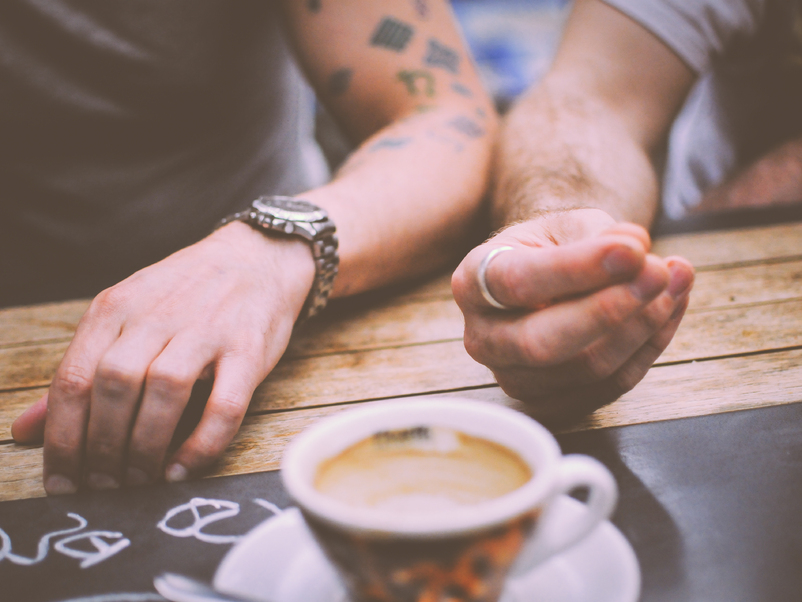 Møte over ein kopp kaffi. Foto Ed Gregory/stokpic.com CC0 Bilete av hender og ein kaffikopp.