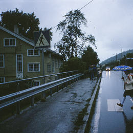 Skulevegen, Nybø Skule, Leikanger ca 1980. Foto Åsmund Espe