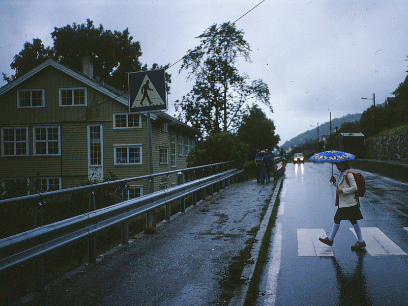 Nybø Skule, Leikanger ca 1980. Foto Åsmund Espe Skulevegen, Nybø Skule, Leikanger ca 1980. Foto Åsmund Espe