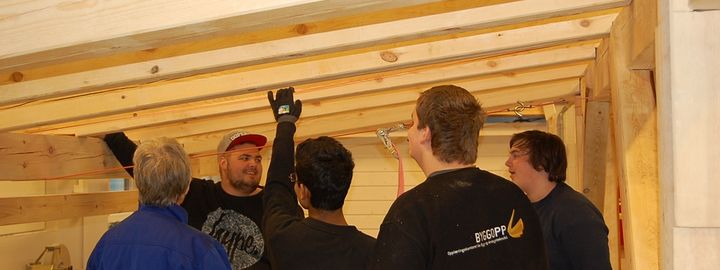 Foto: Flora vgs elevar jobbar med grindbygg på vekstaden til byggfag