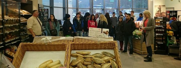 Service og samferdsle på bedriftsbesøk hos matvarebutikken Eurospar i Florø. Steinar Svardal informerer. Service og samferdsle på bedriftsbesøk hos matvarebutikken Eurospar i Florø. Steinar Svardal informerer.