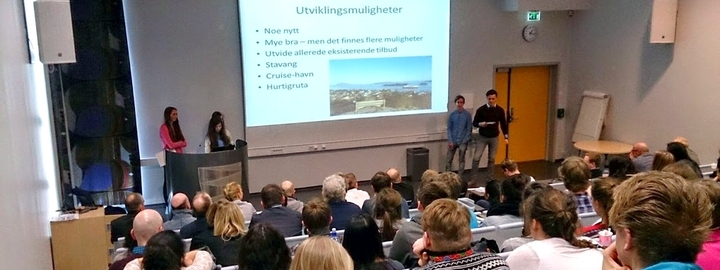 elevar ser på elevar som held ein presentasjon i eit auditorium elevar ser på elevar som held ein presentasjon i eit auditorium