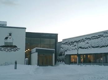 Flora vgs sett frå framsida om morgonen. Snø på bakken. Flora vgs sett frå framsida om morgonen. Snø på bakken.