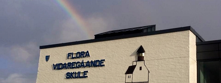 Foto: Flora vgs regnbogen slår ned i taket på Flora vgs sett frå framsida