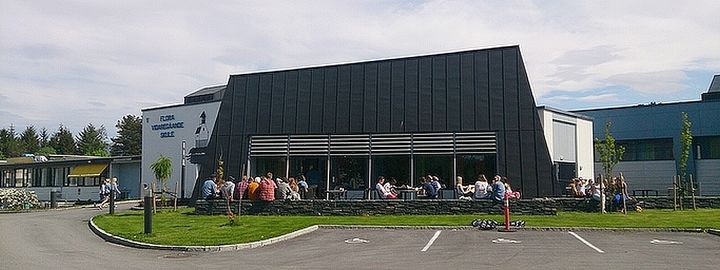 Flora vgs sitt kantinebygg sett utanfrå frå sør mot nord, elevar sitt utanfor Flora vgs sitt kantinebygg sett utanfrå frå sør mot nord, elevar sitt utanfor