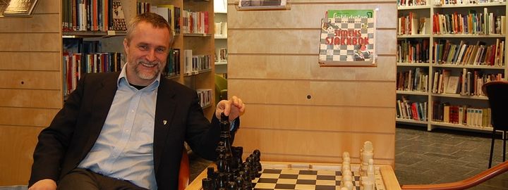 Rektor Clausen spelar sjakk i biblioteket Rektor Clausen spelar sjakk i biblioteket