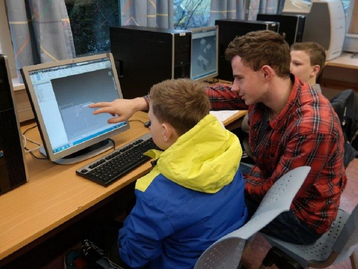 Overgangen frå ungdomsskule til vidaregåande opplæring står sentralt i Drømmeskolen-programmet. Her er niandeklassingar på besøk hjå Mo og Øyrane vgs. Foto: Magne Sellevold/Sogn og Fjordane fylkeskommune Picasa Overgangen frå ungdomsskule til vidaregåande opplæring står sentralt i Drømmeskolen-programmet. Her er niandeklassingar på besøk hjå Mo og Øyrane vgs. Foto: Magne Sellevold/Sogn og Fjordane fylkeskommune