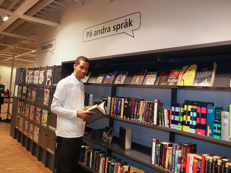 Hageby bibliotek i Mirum Galleria i Norrköping. Foto: Ahmet Kurt cc-by-sa-nc Mann på bibliotek