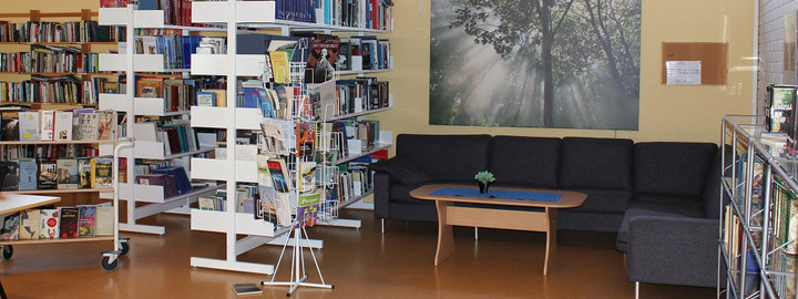 Biblioteket. Foto: Conrad Edberg Bøker i bokhyller ved sofakroken