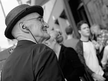 The watcher. Foto: abbilder (flickr CC BY) Gammel mann med øretelefon