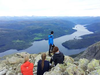 Fire elevar ser utover Dalsfjorden frå toppen av Blegja. Foto: Dale vgs Fire elevar ser utover Dalsfjorden frå toppen av Blegja.