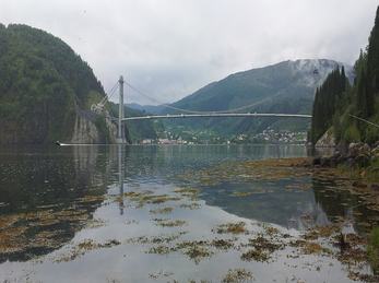 Utsikt mot Dalsfjordbrua frå Fossevika. Foto: Dale vgs Utsikt mot Dalsfjordbrua frå Fossevika.