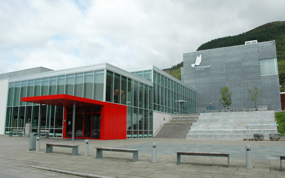Bilde av bygga for Eid vidaregåande skule og Opera nordfjord