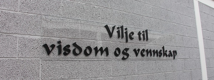 Visjonen til skulen. Foto: Johan Høivik Bilete av visjonen til Dale vidaregåande skule, som heng på veggen i galleriet.