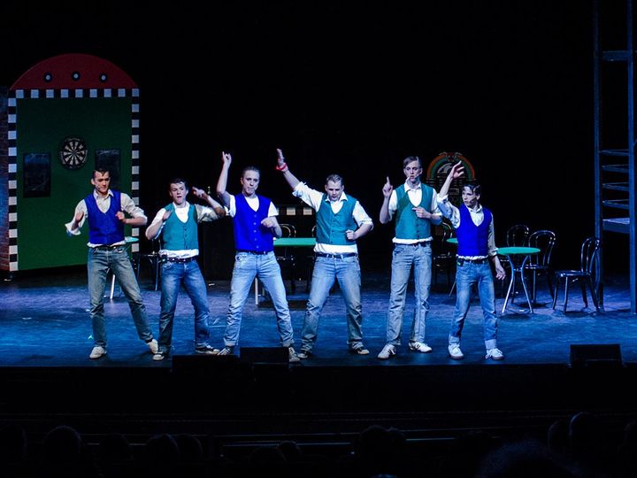 Dansegruppe av gutar under skulemusikal Dansegruppe av gutar under skulemusikal