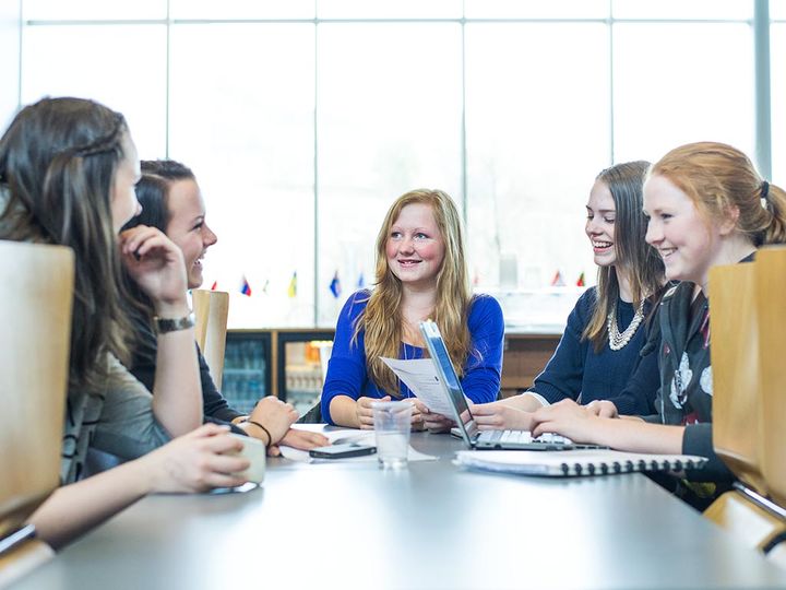 Elevar rundt eit bord 768