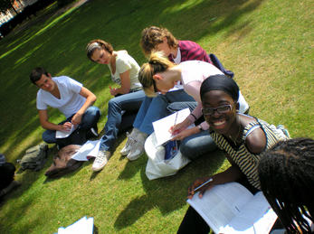 Lesson in the Park. Foto: Shane Global (flickr CC BY) Elevar lærer i parken
