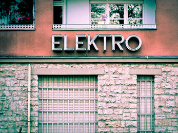 ELEKTRO. Foto: Timo Galonga (flickr CC BY-NC-SA) Skrift "ELEKTRO" på husveggen