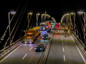 Es ist nicht immer alles so wie es scheint... Foto: trombone65 (flickr CC BY-ND) Miniatur av ein bru med trafikk